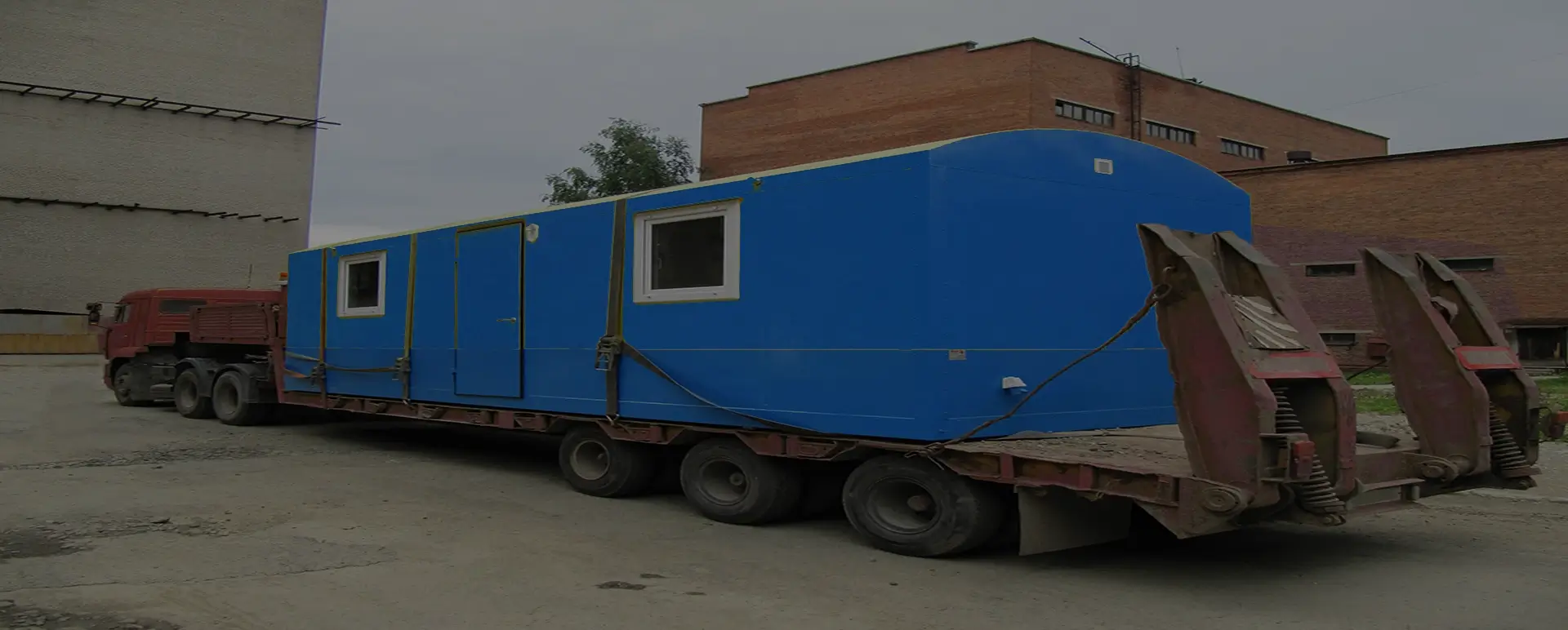 Заказать безопасную и качественную перевозку вагон домов и блок комнат по России из Нововеличковской специализированными низкорамными тралами